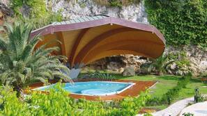 Piscina stagionale all'aperto, ombrelloni da piscina, lettini