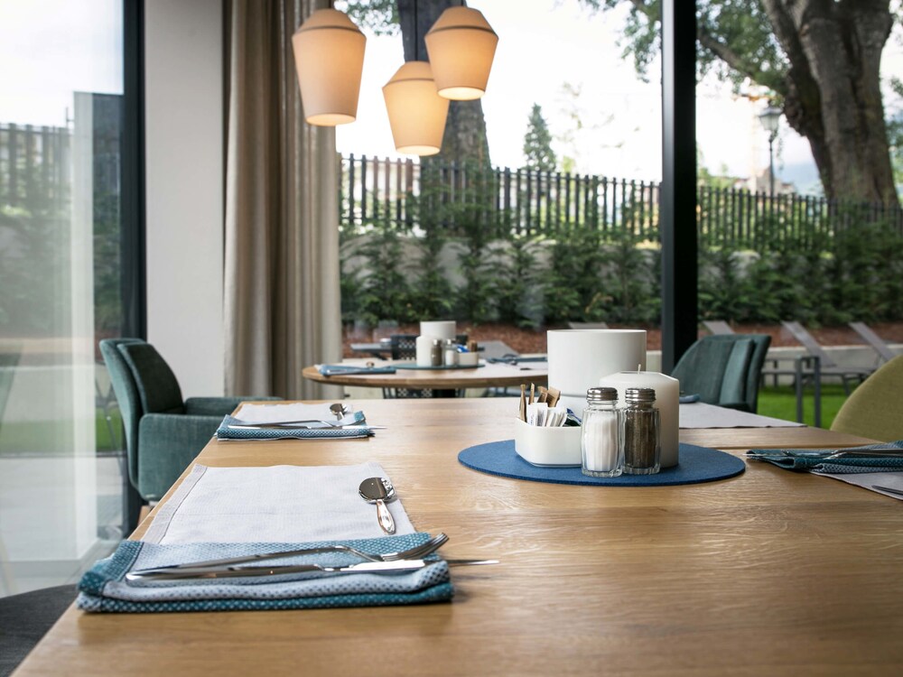 Breakfast area, Flora Hotel & Suites