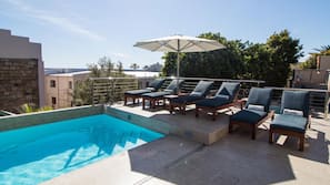 2 outdoor pools, pool loungers