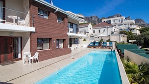2 outdoor pools, pool loungers