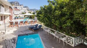 2 outdoor pools, pool loungers