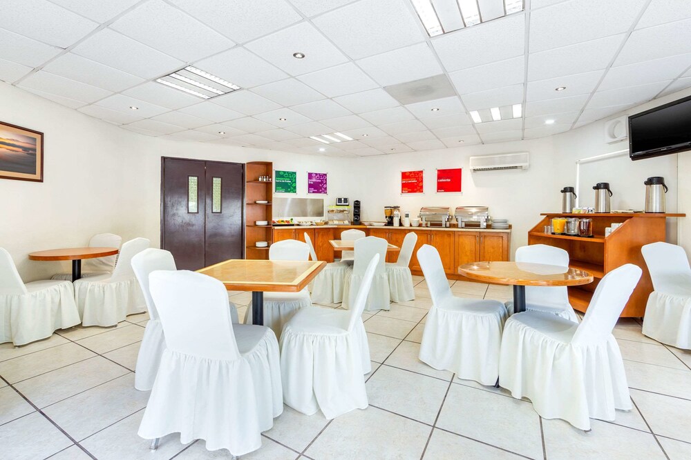 Breakfast area, Comfort Inn Monclova