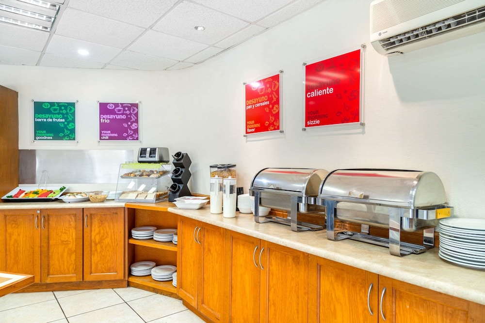 Breakfast area, Comfort Inn Monclova