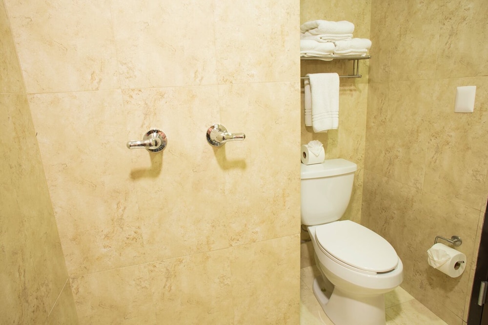 Bathroom, Hotel Plaza Calzada