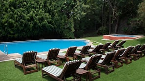 Piscine extérieure, parasols de plage, chaises longues