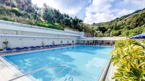 Piscine extérieure, parasols de plage, chaises longues
