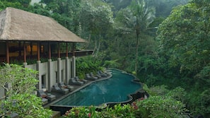 2 outdoor pools, free cabanas, pool umbrellas