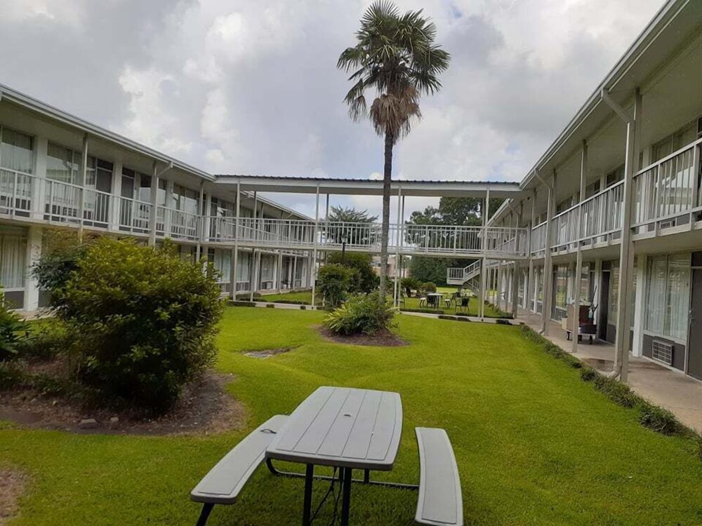 Exterior, Plantation Inn of Houma