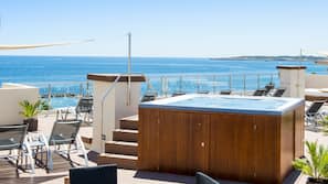 Outdoor spa bath