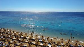 Plage, chaises longues, serviettes de plage, beach-volley