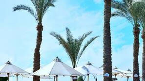 Piscine extérieure (ouverte en saison), parasols de plage