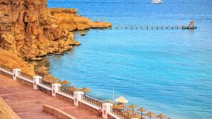 Plage, chaises longues, serviettes de plage, beach-volley