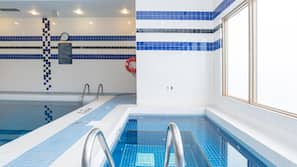 Una piscina cubierta