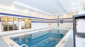 Una piscina cubierta