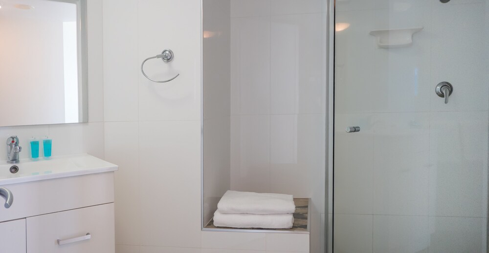 Bathroom shower, Broadbeach Savannah Hotel & Resort