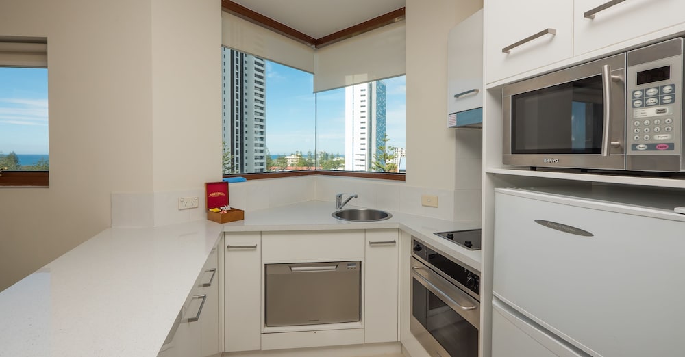 Private kitchen, Broadbeach Savannah Hotel & Resort