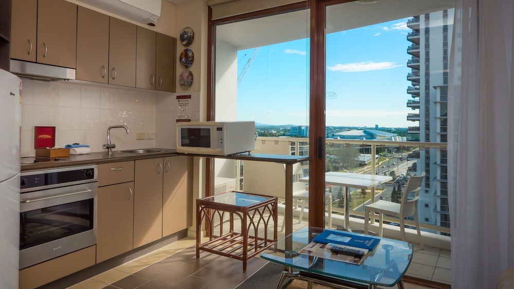 Private kitchenette, Broadbeach Savannah Hotel & Resort