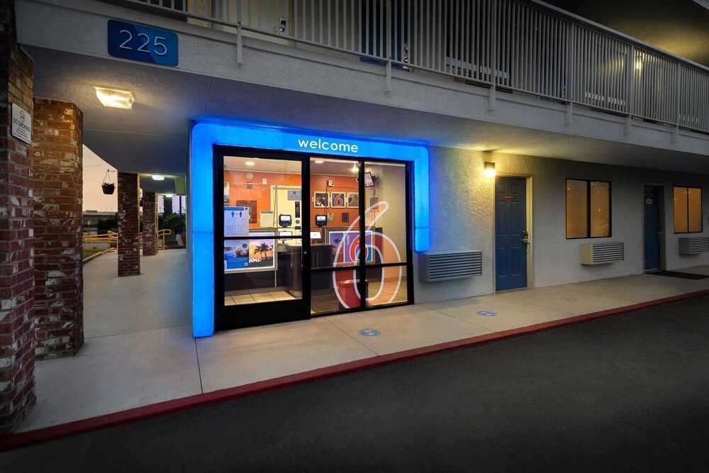 Motel 6 Arcadia, CA - Los Angeles - Pasadena Area