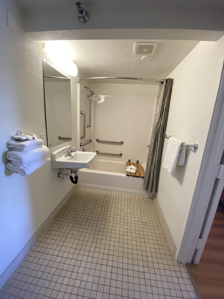 Bathroom, Motel 6 Flagstaff, AZ - West - Woodland Village