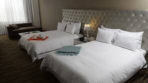 Ropa de cama de alta calidad, edredones de plumas, minibar y caja fuerte
