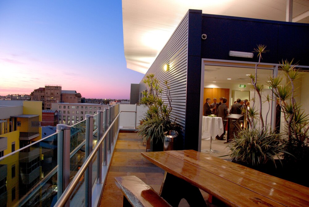 Majestic Roof Garden Hotel AU143 Deals & Reviews (Adelaide, AUS) Wotif