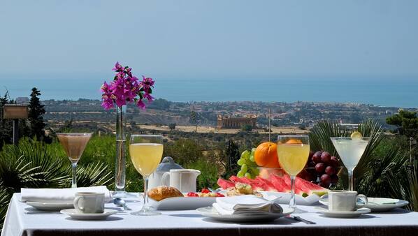 Cucina regionale, con vista sul giardino