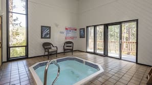 Bañera de hidromasaje en el interior