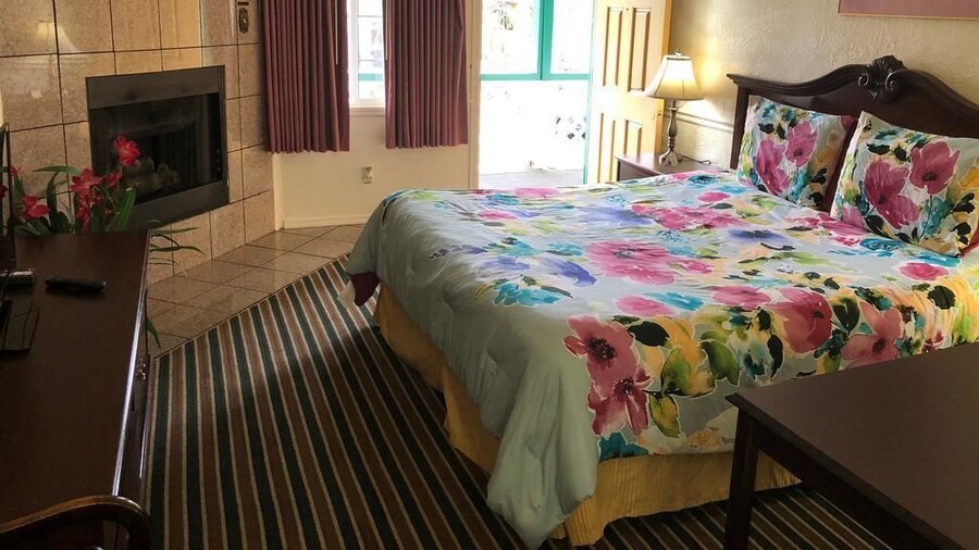 Monterey Pines Inn