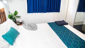 1 dormitorio, espacio para trabajar con un portátil, cortinas opacas