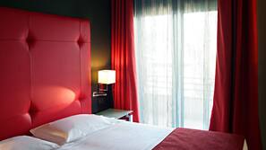 Minibar, coffre-forts dans les chambres, bureau, rideaux occultants