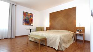 Minibar, coffre-forts dans les chambres, bureau, rideaux occultants