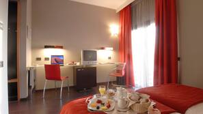Minibar, coffre-forts dans les chambres, bureau, rideaux occultants
