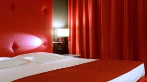 Minibar, coffre-forts dans les chambres, bureau, rideaux occultants