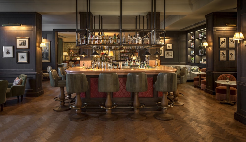 Bar (on property), Four Seasons Hotel Hampshire