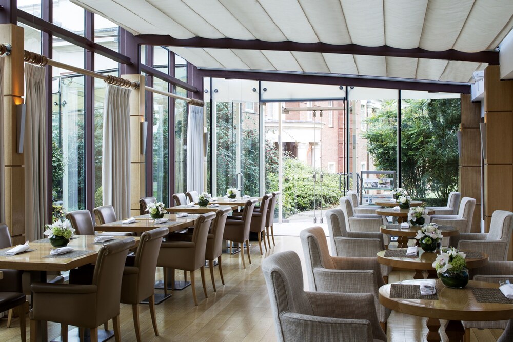 Cafe, Four Seasons Hotel Hampshire