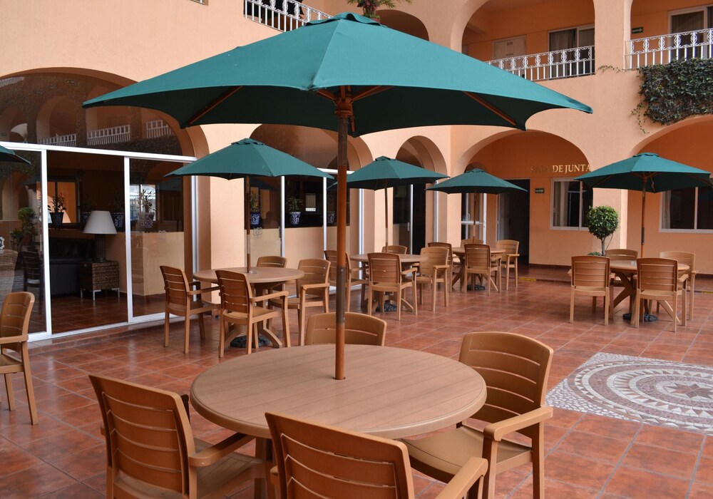 Outdoor dining, Hotel Misión Orizaba