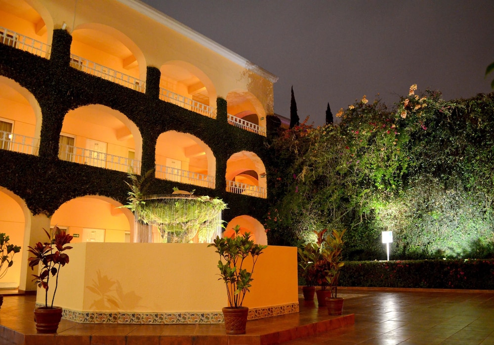 Front of property - evening/night, Hotel Misión Orizaba