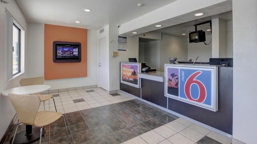 Motel 6 Corona, CA