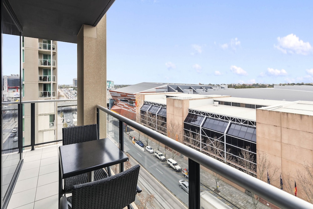 Oaks Adelaide Horizons Suites