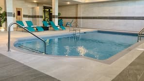 Piscina coperta, piscina stagionale all'aperto, lettini
