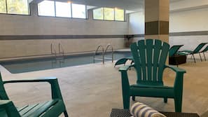 Piscina coperta, piscina stagionale all'aperto, lettini