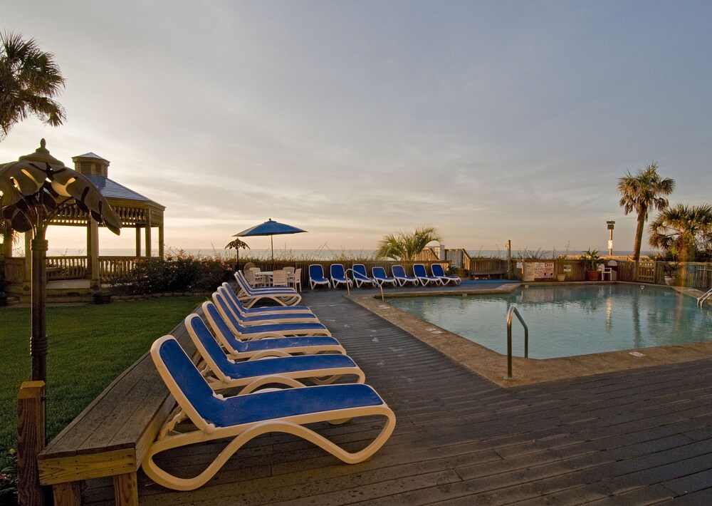 Pool, Ocean Isle Inn