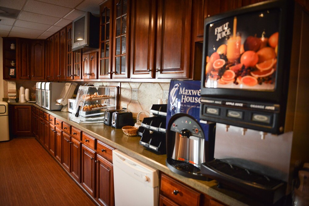 Breakfast area, Ocean Isle Inn