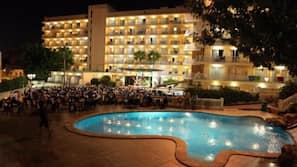 4 piscinas al aire libre, tumbonas