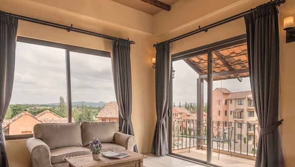 1 bedroom, premium bedding, free minibar items, in-room safe