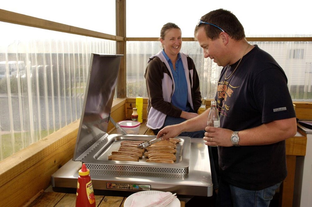 BBQ/picnic area, Discovery Parks – Devonport