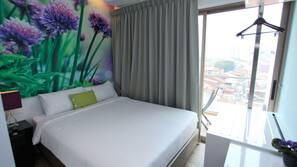 Minibar, in-room safe, desk, iron/ironing board