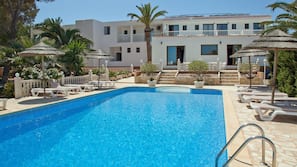 Una piscina al aire libre de temporada (de 10:00 a 19:30), sombrillas