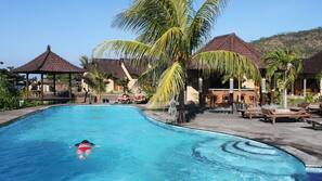 2 kolam renang outdoor, dengan kursi berjemur
