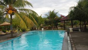 2 kolam renang outdoor, dengan kursi berjemur